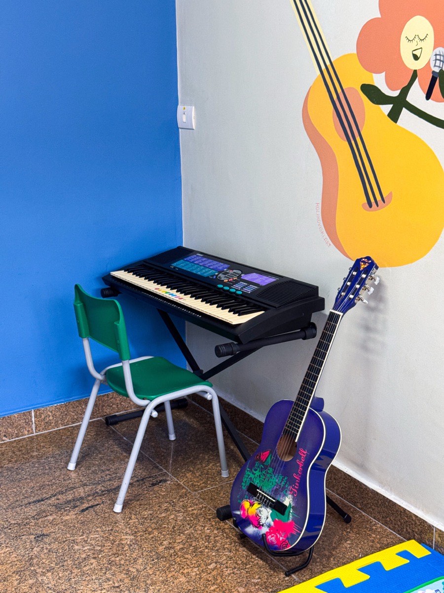 Sala de musicoterapia com instrumentos